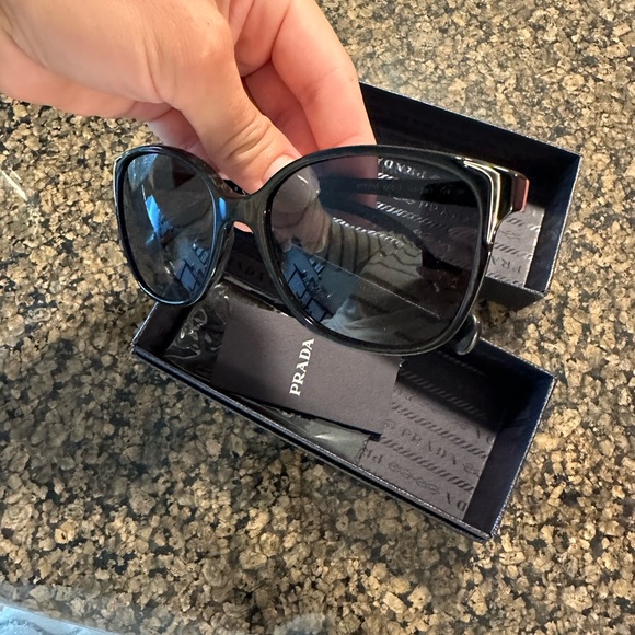 Prada sunglasses - Picture 3 of 7